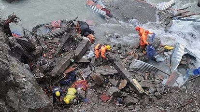 Uttarakhand: रुद्रप्रयाग में भूस्खलन के बाद लापता हुए 17 लोगों, खोजबीन में जुटीं टीमें, इलाके में सुबह से हो रही बारिश