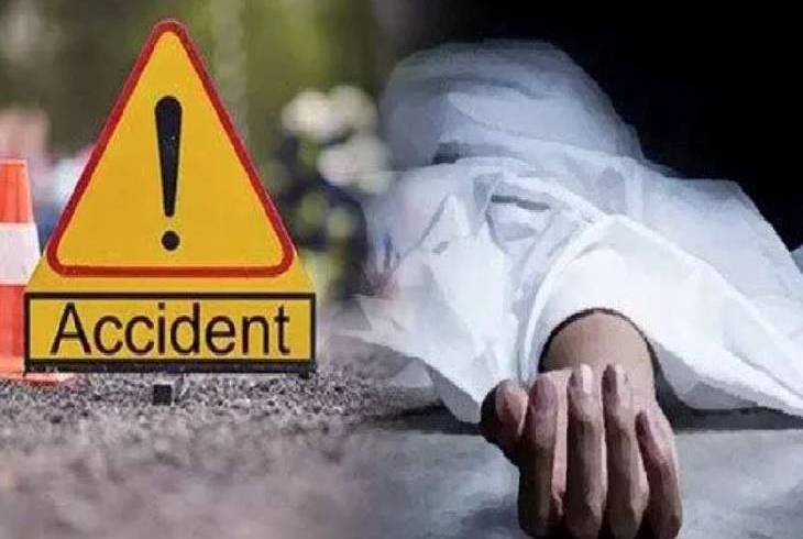 उत्तर प्रदेश में दर्दनाक हादसा: यमुना एक्सप्रेसवे पर अज्ञात वाहन ने कार को मारी टक्कर, पांच की मौत और तीन गंभीर
