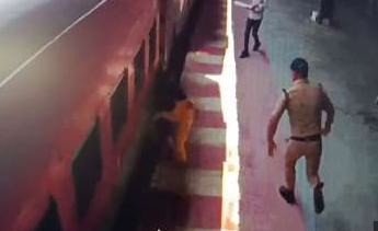 Nainital: काठगोदाम रेलवे स्टेशन पर चलती ट्रेन से गिरी महिला, जीआरपी के जवान ने बचाई जान