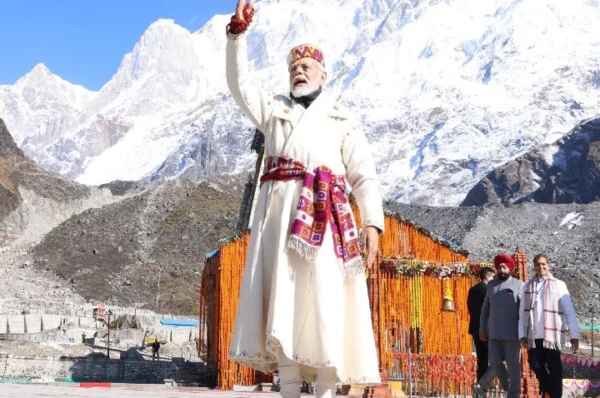 PM Modi in Uttarakhand: पार्वती कुंड में पूजा के बाद पीएम मोदी ने पारंपरिक संगीत वाद्ययंत्र पर आजमाया हाथ